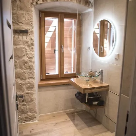 Limestone Heritage House Апарт-готель Трогір