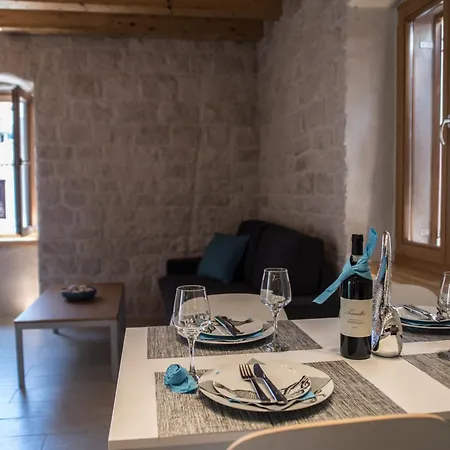 Limestone Heritage House Апарт-готель Трогір
