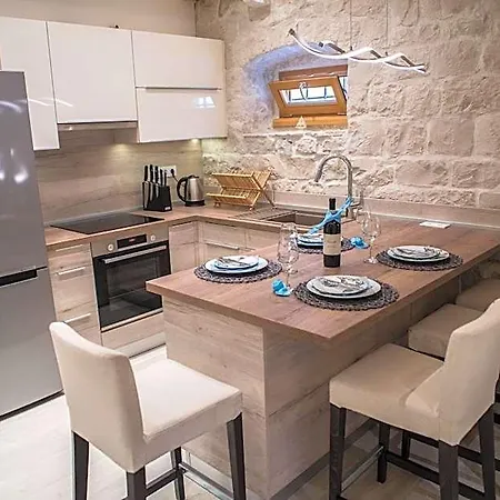 Limestone Heritage House Трогір