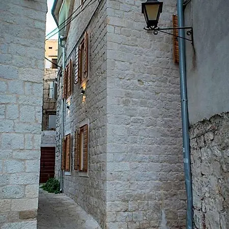 Limestone Heritage House Апарт-готель Трогір